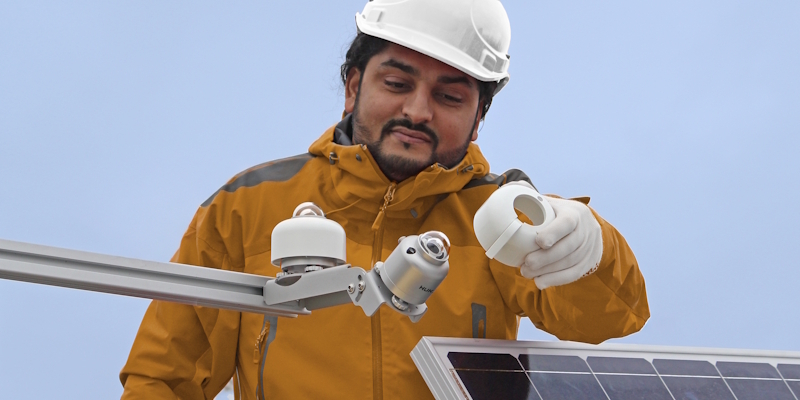 Example of a solar radiation measurement installation, measuring Global Horizontal Irradiance and Plane Of Array