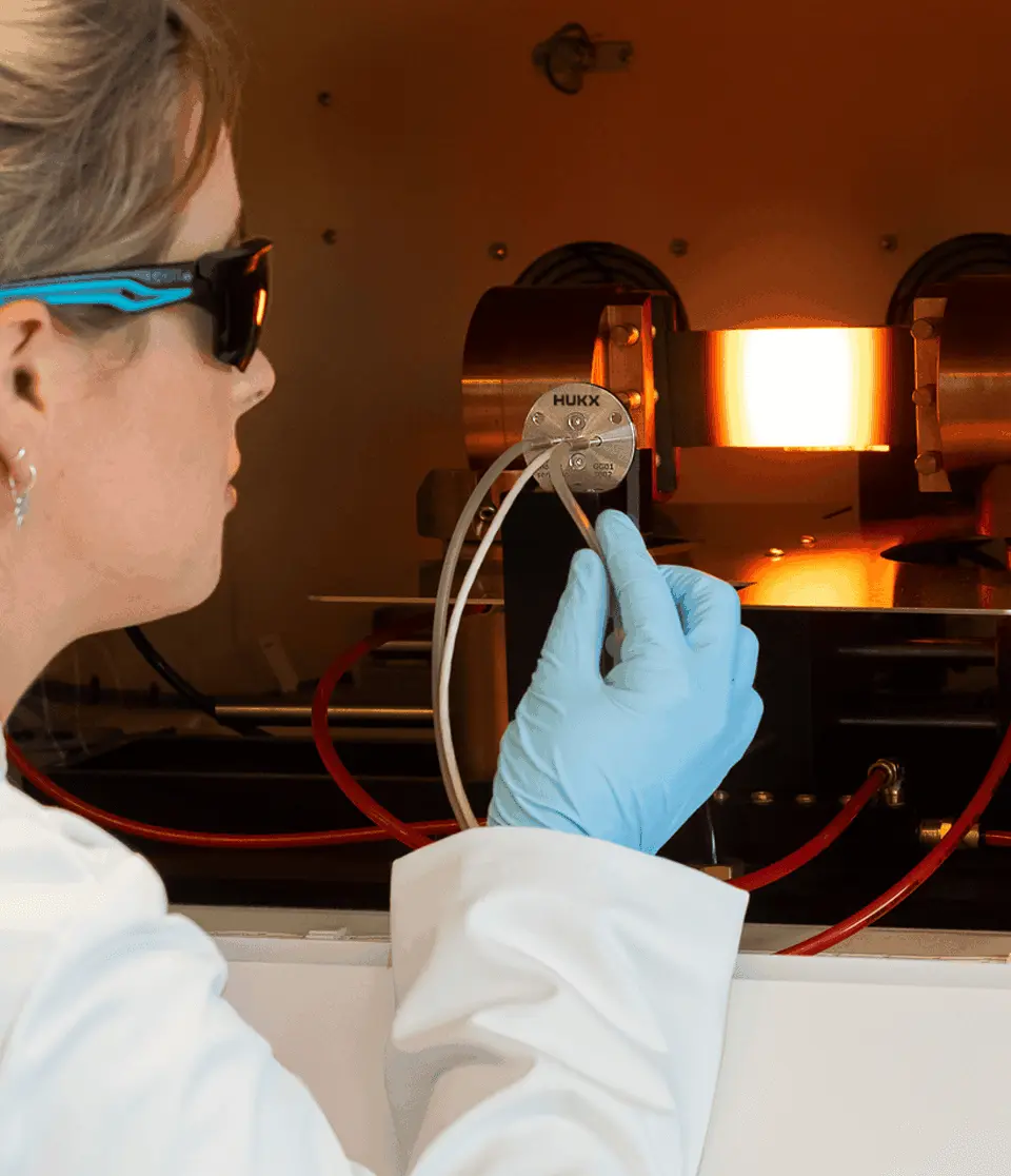 Precision heat flux measurement setup in a scientific research laboratory environment.
